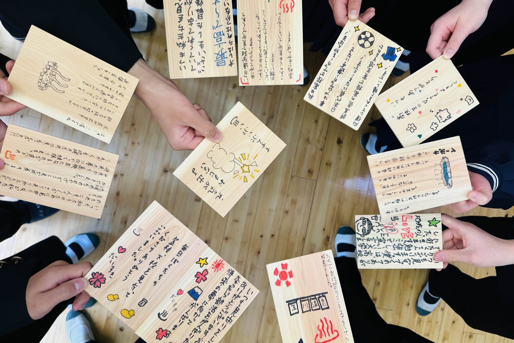 玉川温泉と武甲温泉にて、卒業生から地域の方へ感謝を書いたヒノキを